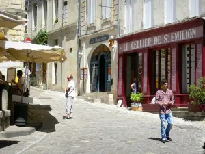 Saint-Émilion - Strada di ciottoli e le facciate del borgo