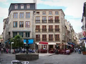 Saint-Étienne - Fachadas de casas, cafés al aire libre y las fuentes de la Place Neuve