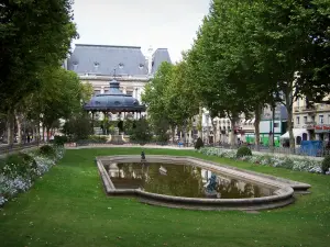 Saint-Étienne - Coloque Jean-Jaurès: piscina de agua rodeada de césped, flores y árboles, quiosco de música y Prefectura