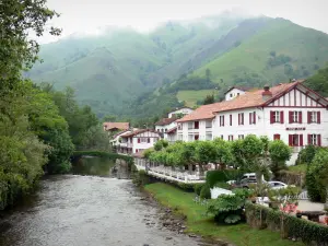 Saint-Étienne-de-Baïgorry - Maisons du village au bord de la Nive des Aldudes, dans un environnement verdoyant