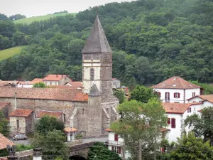 Saint-Étienne-de-Baïgorry - Iglesia de San Esteban y las casas de la aldea en un entorno arbolado