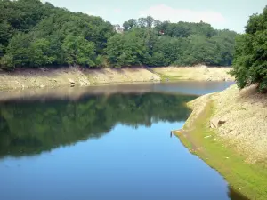 Saint-Étienne-Cantalès lake - Lake of the Saint-Étienne-Cantalès dam and its wooded banks