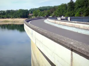 Saint-Étienne-Cantalès lake - Saint-Étienne-Cantalès dam and reservoir