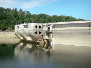 Saint-Étienne-Cantalès lake - Saint-Étienne-Cantalès Hydroelectric Dam