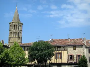 Saint-Félix-Lauragais - Bell tower of the collegiate church, trees and facades of houses of the fortified town, in the Cocagne land