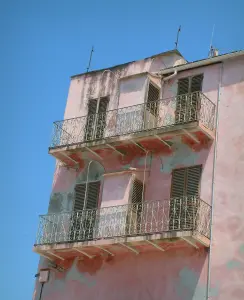 Saint-Florent - Roze huis met twee balkons