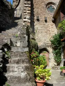 Saint-Floret - Escalier menant au château