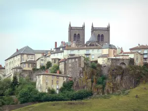 Saint-Flour - Uitzicht op de torens van de kathedraal van St. Peter en de huizen van de bovenstad ligt op een landtong basalt