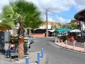 Saint-François - Rue, commerces et marché de la station balnéaire