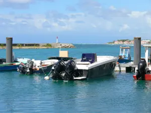 Saint-François - Vissershaven en afgemeerde boten