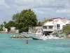 Saint-François - Nuotare nelle acque turchesi del resort