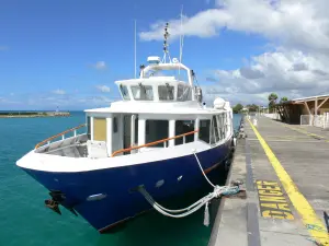 Saint-François - Schip aangemeerd aan de pier van de ferry terminal