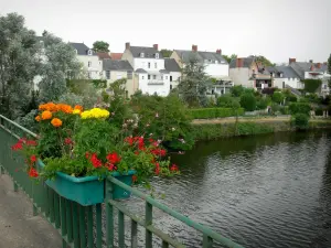 Saint-Gaultier - Geländer mit Blumen, mit Blick auf den Fluss Creuse und die Stadthäuser; im Creuse-Tal