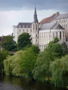 Saint-Gaultier - Chapelle et bâtiments de l'ancien prieuré (collège) dominant la rivière Creuse, arbres au bord de l'eau ; dans la vallée de la Creuse