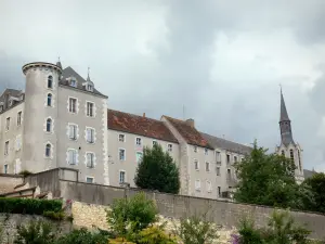 Saint-Gaultier - Los edificios y la torre del campanario de la capilla del convento (la universidad)