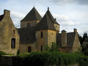 Saint-Geniès - Schloß und Kirchturm der Kirche