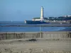 Saint-Georges-de-Didonne - Plage de sable avec vue sur l'estuaire de la Gironde et le phare de la station balnéaire
