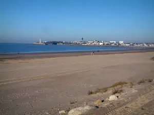 Saint-Georges-de-Didonne - Plage de sable, estuaire de la Gironde, phare et maisons de la station balnéaire