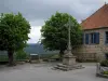 Saint-Georges-Nigremont - Haus aus Stein des Dorfes, Bäume, Aussichtspunkt (Orientierungstafel) auf die Umgebung,   gewittriger Himmel