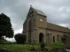 Saint-Georges-Nigremont - Kirche des Dorfes und gewittriger Himmel
