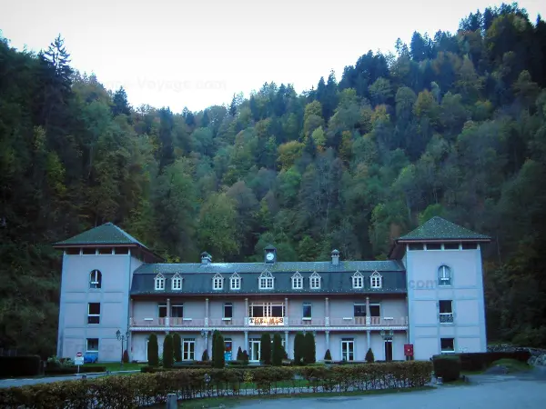 Saint-Gervais-les-Bains - Établissement thermal (Thermes) et forêt (Le Fayet)