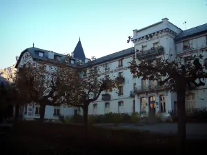 Saint-Gervais-les-Bains - Bâtiment de l'établissement thermal et parc avec des arbres (Le Fayet)