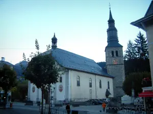 Saint-Gervais-les-Bains - Église de Saint-Gervais, arbres et terrasse de café de la station thermale