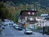 Saint-Gervais-les-Bains - Rue de la station thermale avec maisons et forêt