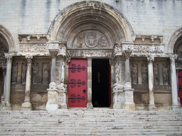 Saint-Gilles - Saint-Gilles abbey church: Romanesque carved facade (sculptures), portal