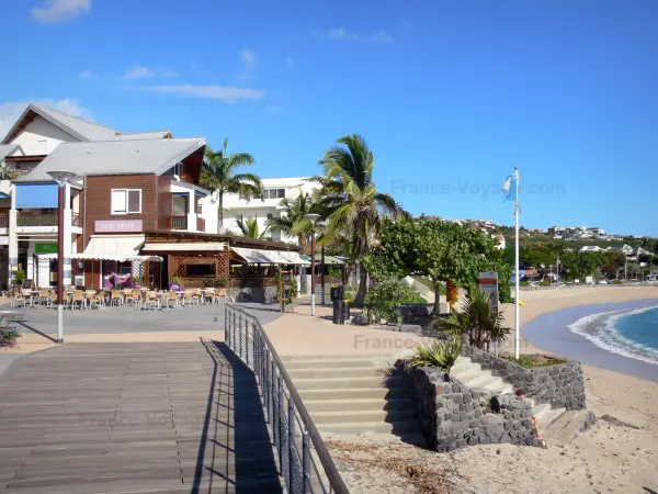 Saint-Gilles-les-Bains - Roches Noires strand en cafe terras van het resort; in de stad Saint-Paul