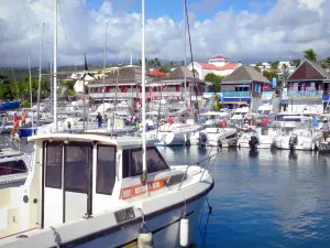 Saint-Gilles-les-Bains - Vissershaven en de jachthaven met haar afgemeerde boten