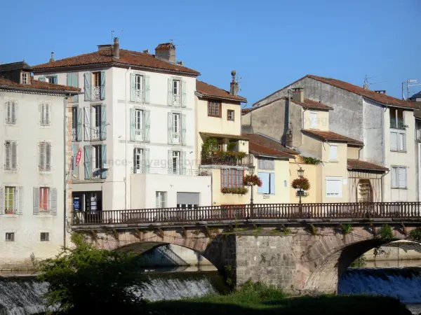 Saint-Girons - Ponte sul fiume e Salat facciate delle case della città (capitale del Couserans)