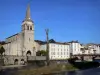 Saint-Girons - Kerk Saint-Girons, gevels van de stad, brug en de rivier Salat