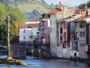 Saint-Girons - Facciate delle case lungo il ponte di acqua, sopra il Salat fiume, alberi, e Couserans Hill in sottofondo