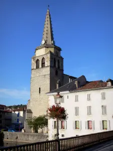 Saint-Girons - Chiesa Saint-Girons campanile, facciate, lampione ornato e il ponte