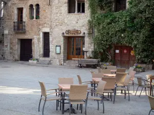 Saint-Guilhem-le-Désert - Plaza de la Libertad: casas de cafetería con terraza y