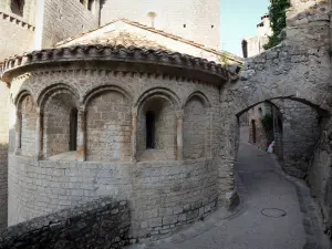 Saint-Guilhem-le-Désert - Apse of the abbey church (Gellone abbey) and narrow street of the medieval village