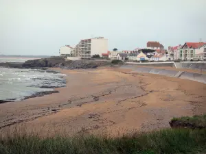 Saint-Hilaire-de-Riez - Sion-sur-oceaan (zee resort): gras, strand zand, rotsen, zee (Atlantische Oceaan), gebouwen en huizen