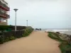 Saint-Hilaire-de-Riez - Sion-sur-l'Océan (Badeort): Strandpromenade der Corniche Vendéenne
mit Blick auf die Felsen und das Meer (Atlantische Ozean)