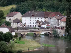 Saint-Hippolyte - Pont enjambant la rivière Doubs, ancien couvent des Ursulines, maisons de la ville et arbres