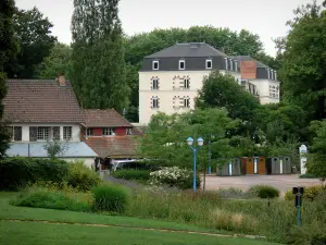 Saint-Honoré-les-Bains - Fachadas del spa, rodeado de zonas verdes