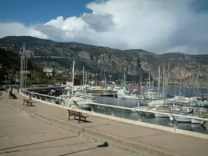 Saint-Jean-Cap-Ferrat - Hafen und seine Boote mit Bergen im Hintergrund