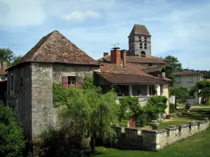 Saint-Jean-de-Côle - Clocher de l'église Saint-Jean-Baptiste et maisons du village médiéval