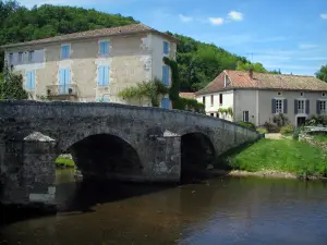 Saint-Jean-de-Côle - Pont enjambant la rivière (la Côle) et maisons