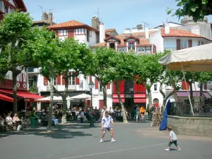 Saint-Jean-de-Luz - Musikpavillon und Caféterrassen des Platzes Louis XIV