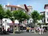 Saint-Jean-de-Luz - Häuserfassaden, Geschäfte (Einkaufsstrasse, Einkaufsbummel) und Platanen der Altstadt