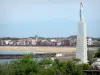 Saint-Jean-de-Luz - Statue von Notre-Dame de Muskoa, in Ciboure, vorne, mit Aussicht auf den Strand und die Strandpromenade des Seebads Saint-Jean-de-Luz