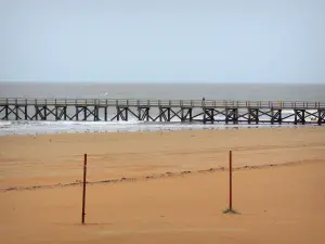 Saint-Jean-de-Monts - Station balnéaire : plage de sable, estacade et mer (océan Atlantique)