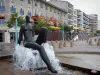 Saint-Jean-de-Monts - Station balnéaire : sculpture (fontaine) et immeubles