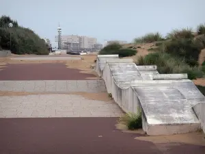 Saint-Jean-de-Monts - Seaside resort: walkway, sand, beachgrass (psammophytes) and buildings in background